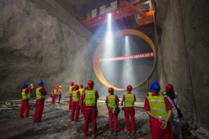 白鶴灘水電站右岸壓力鋼管豎井吊裝正式啟動(dòng)