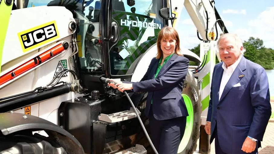 英國(guó)財(cái)政大臣考察JCB氫能發(fā)動(dòng)機(jī)項(xiàng)目 見證1億英鎊投資進(jìn)展