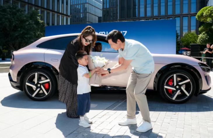 小米YU7今日正式交付，雷軍現(xiàn)身為車主開車門