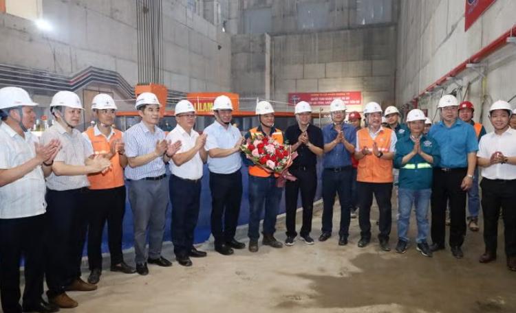 越南和平水電站擴建項目轉(zhuǎn)子安裝