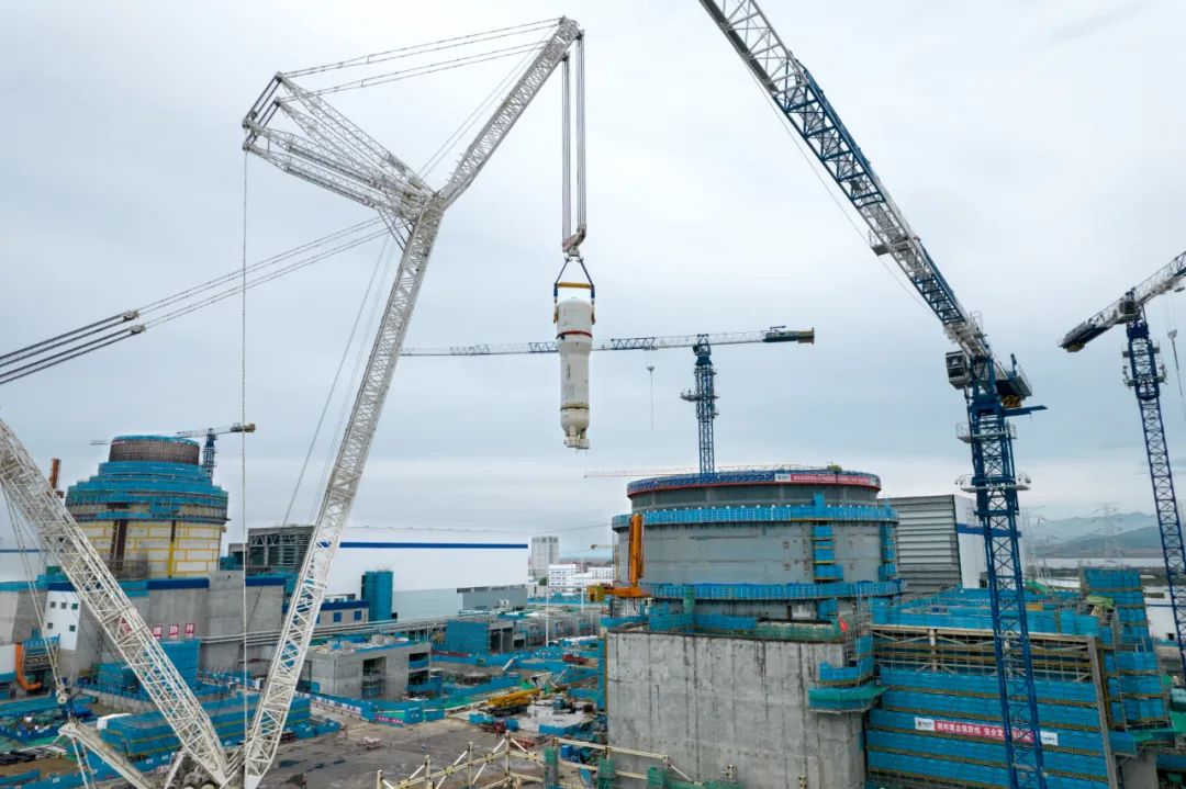 海陽核電4號機(jī)組首臺蒸汽發(fā)生器吊裝就位