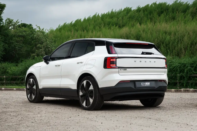 沃爾沃EX30 2026款巴西上市：精簡為三版本，新增428馬力Ultra車型